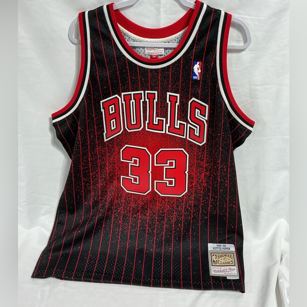 Mitchell & Ness Scottie Pippen Bulls 95-96 Spray Paint Swingman XL